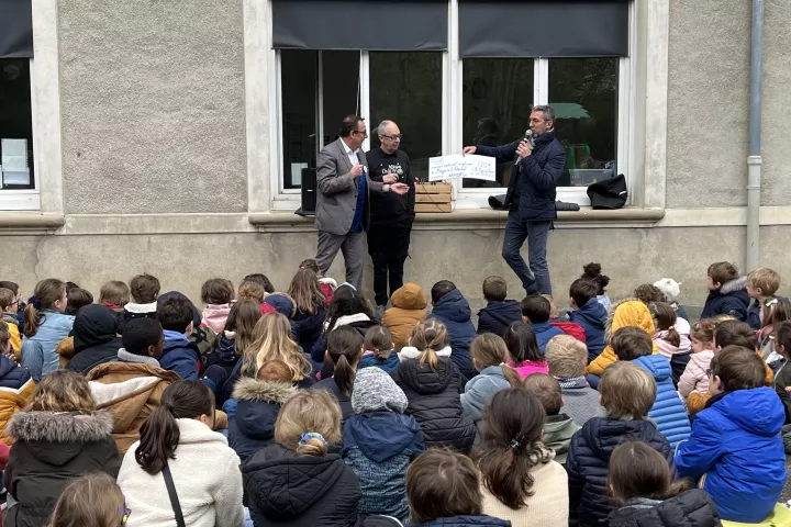 Remise du chèque à l'association.